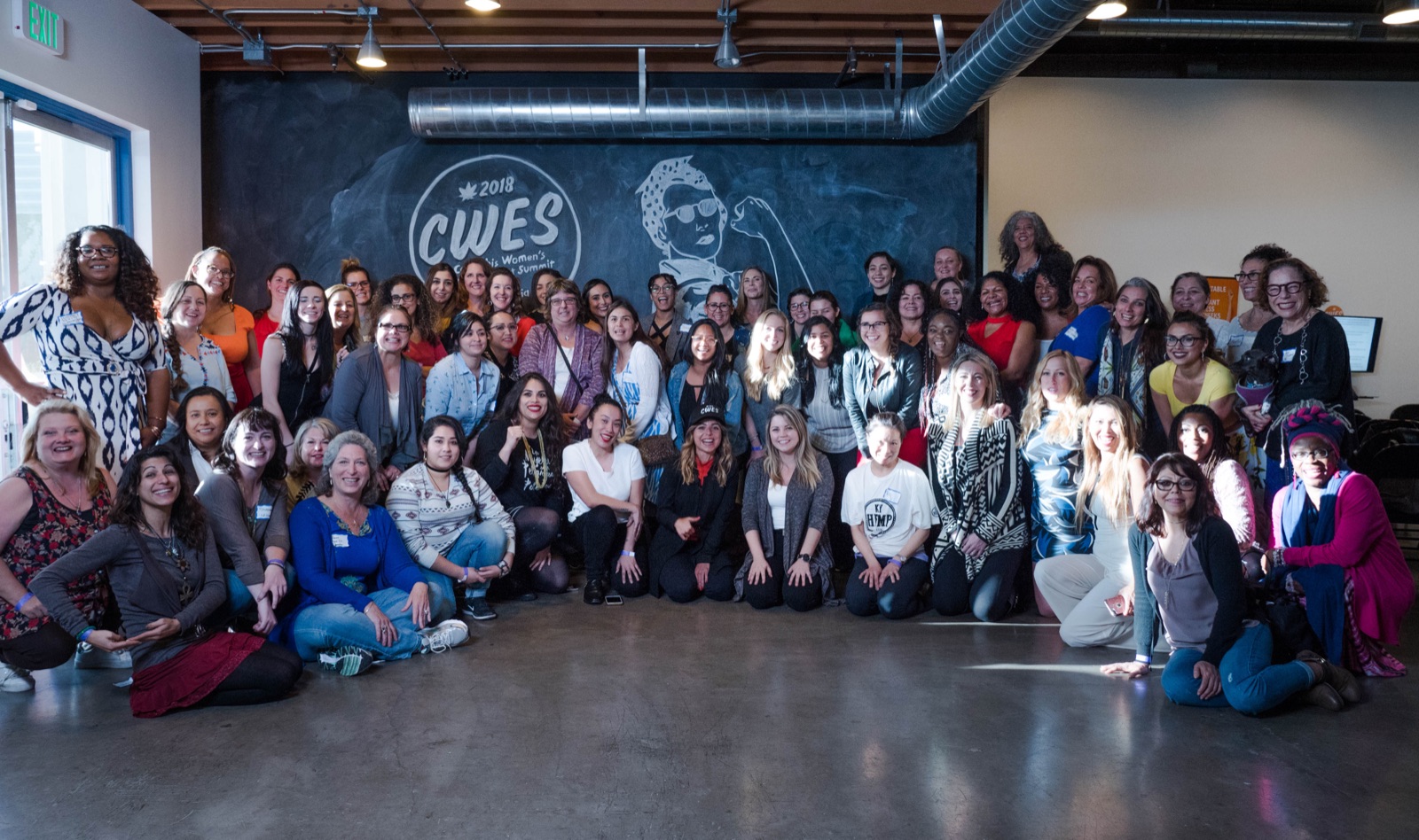 More than a hundred women in a group photo at Simone's 2018 women's summit