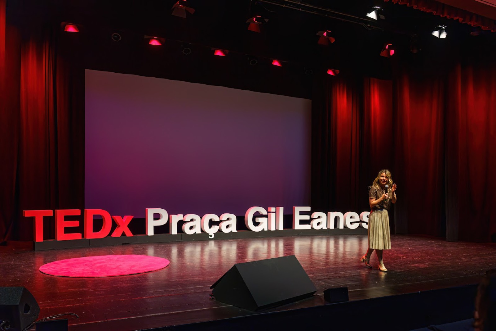 Simone on a TEDx stage in Lisbon